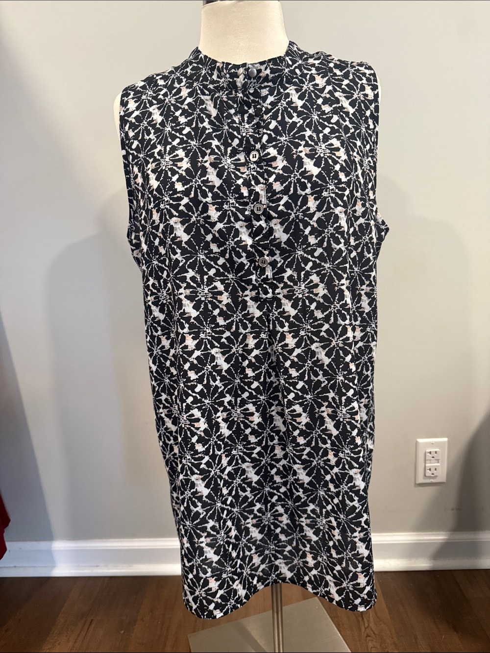 Simply Noelle Black and White Sleeveless Button-Front Blouse